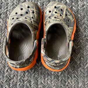 Crocs toddler size camo 6/7 VGUC